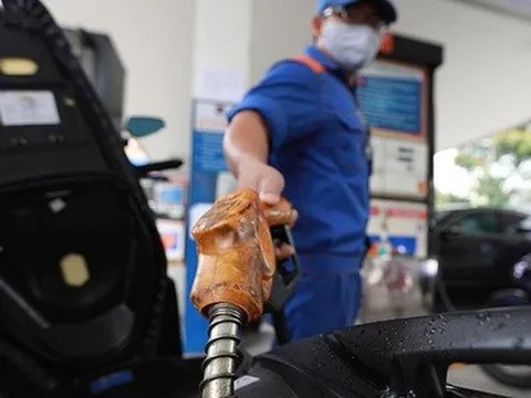 Ngày mai, giá xăng có thể vượt 30.000 đồng/lít