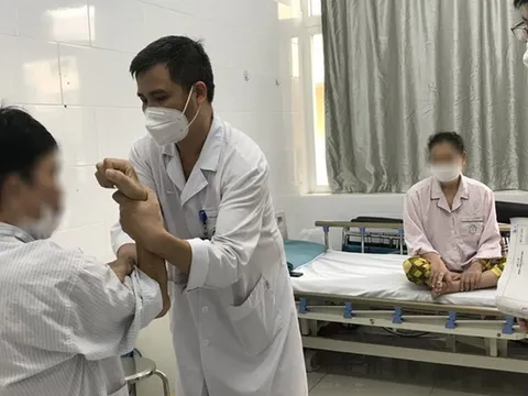 Ăn thảo mộc trị bệnh, 2 vợ chồng bị liệt toàn thân