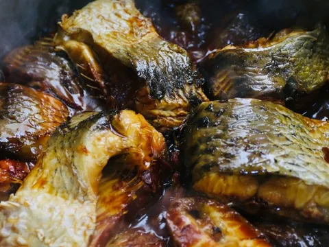 Quán cá kho nức tiếng phố cổ bán 200kg mỗi ngày, giáp Tết mỗi ngày hết veo cả tấn