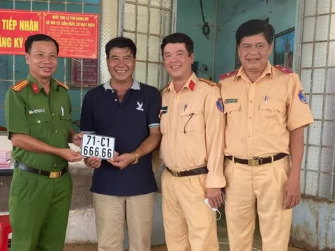Người đàn ông bấm được biển "ngũ quý" 666.66 ở trụ sở công an xã