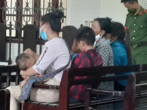 Tiếng khóc xé lòng của những đứa trẻ khi cha đối mặt bản án tử