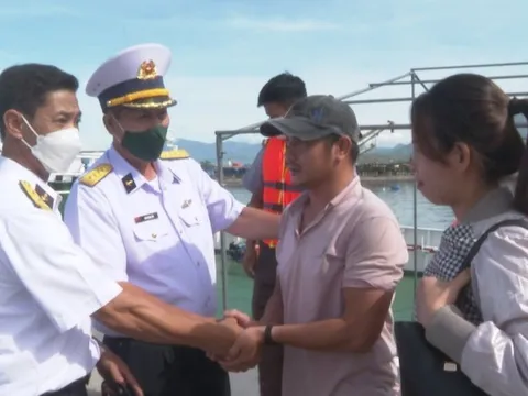 Khánh Hòa: Đưa ngư dân người Quảng Nam bị bệnh về bờ điều trị