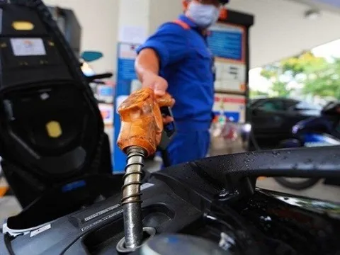 Lùi ngày điều chỉnh giá xăng