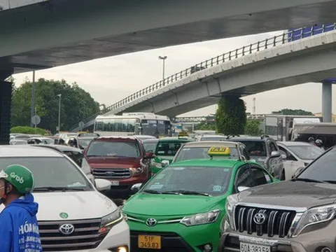 Hàng nghìn phương tiện “chôn chân” tại cổng sân bay Tân Sơn Nhất vì… phần mềm thu phí bị trục trặc