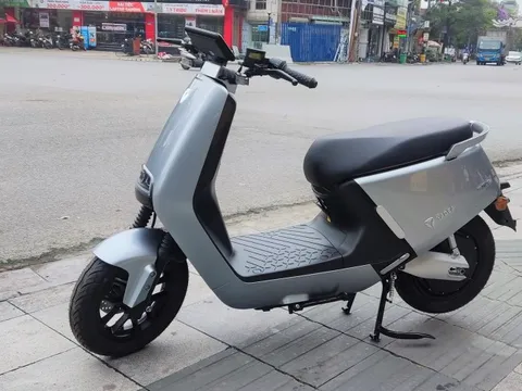 Xe máy điện giá rẻ 22 triệu đồng, cốp rộng mênh mông 26L, đi 90km khi đầy pin