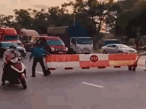 CLIP: Bảo vệ Phú Mỹ Hưng lập hàng rào bắt gọn 2 tên cướp liều lĩnh