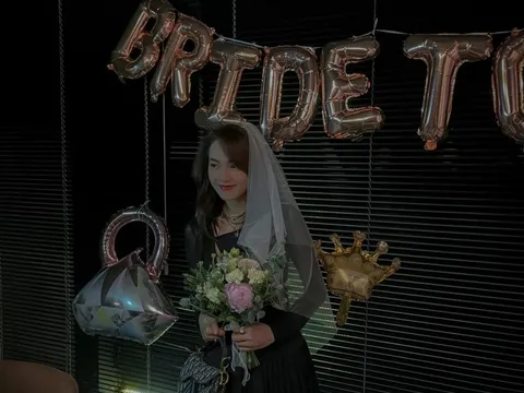 "Hội chị em" tổ chức tiệc độc thân bất ngờ cho Minh Hằng