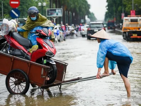 Hà Nội mưa ngập sâu: Người khóc, kẻ bội thu