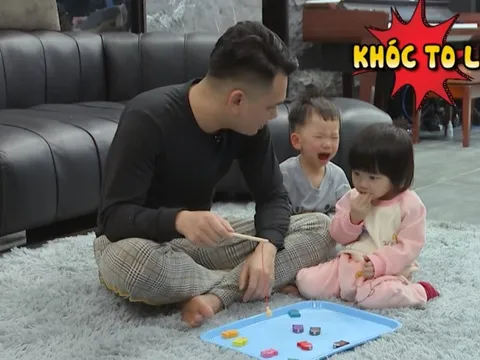 Khắc Việt được khán giả đồng cảm khi chăm con khóc, mè nheo