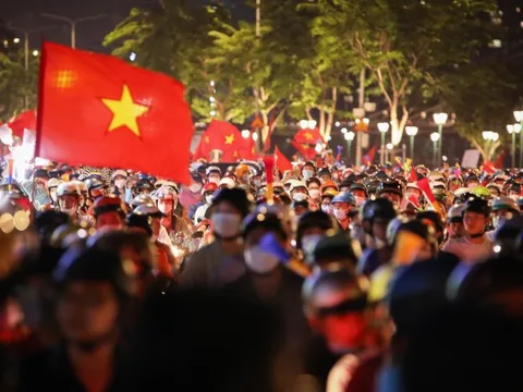 Cổ động viên đánh thủng cả nồi, mang cả giấy khen "đi bão"