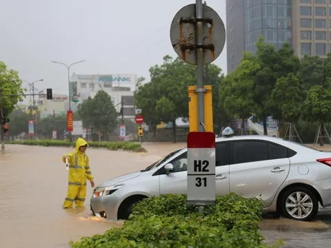 Nhiều khu vực ở Vĩnh Phúc ngập sâu sau trận mưa lớn, công an căng mình đẩy ô tô khỏi 'biển nước'