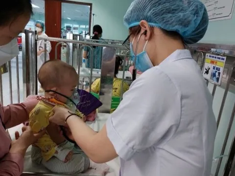 Trẻ ho, sốt kéo dài cha mẹ cần làm gì?