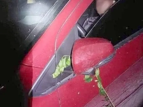 Tá hỏa phát hiện người đàn ông tử vong trong xe ô tô bên vệ đường