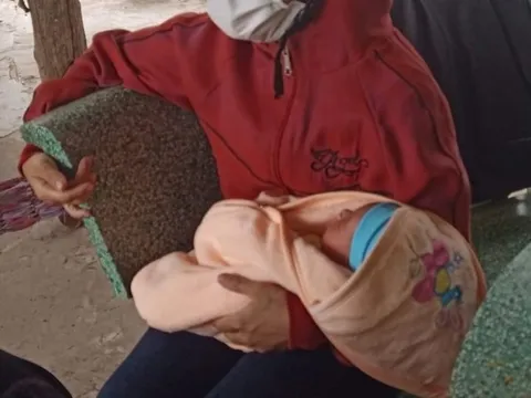 Bình Thuận: Bé sơ sinh bị người phụ nữ đi taxi bỏ rơi trước nhà dân