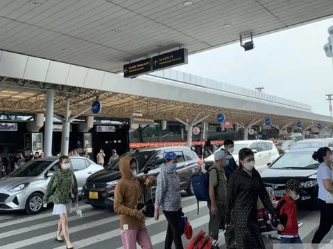 Xử lý nghiêm tình trạng chèo kéo, tăng giá tại sân bay Tân Sơn Nhất
