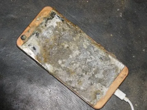 Vừa chơi điện tử vừa sạc, nam thanh niên suýt mất bàn tay