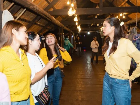 H’Hen Niê đưa bố mẹ và buôn làng đi xem phim điện ảnh đầu tay