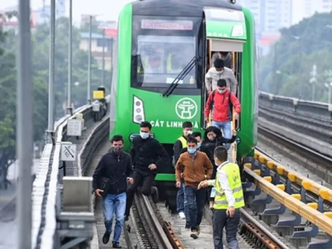 Tàu Cát Linh đột ngột dừng trong mưa: Do chuyển từ lái tự động sang có người điều khiển?