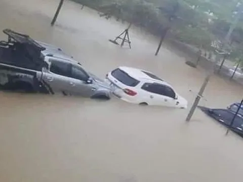 Nước ngập quá thắt lưng, hàng chục ô tô "nổi lềnh bềnh" trên mặt nước