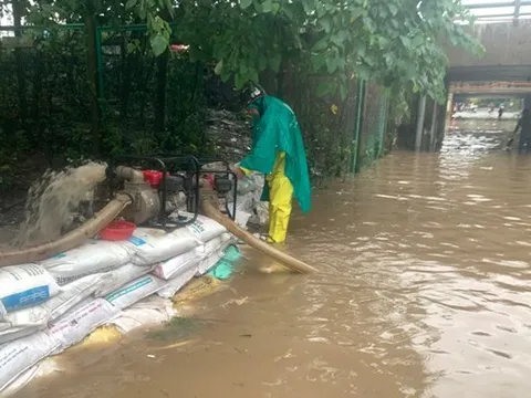 Hầm chui Đại lộ Thăng Long vẫn còn ngập nước