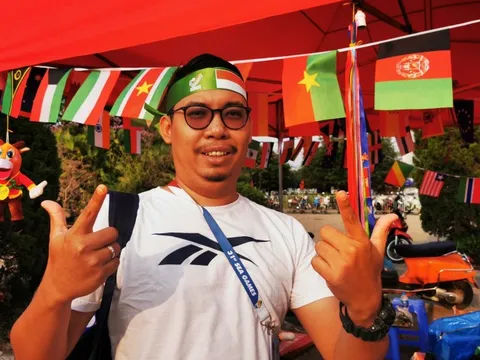 Phóng viên Indonesia mê mệt phở và 'phải lòng' cổ động viên Phú Thọ