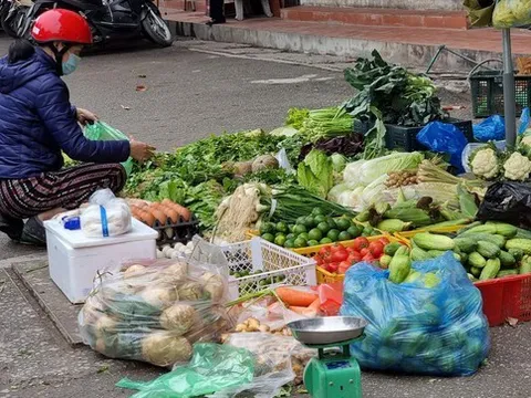 Lao động chật vật trong 'bão' giá