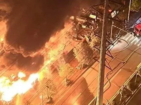 Hà Nội: Cháy lớn rạng sáng nơi tập kết gỗ, ngọn lửa cuồn cuộn, cột khói đen bốc cao hàng chục mét