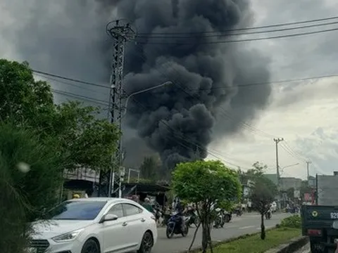 Cháy kinh hoàng tại công ty may, huy động cảnh sát 2 tỉnh thành dập lửa