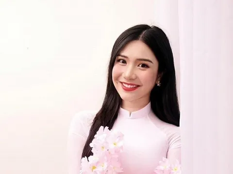 Nữ diễn viên phim "Bão ngầm" khoe ảnh đẹp dịu dàng bên tà áo dài