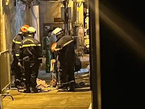 Hà Nội: Rơi thang máy nhà dân, 2 người tử vong thương tâm