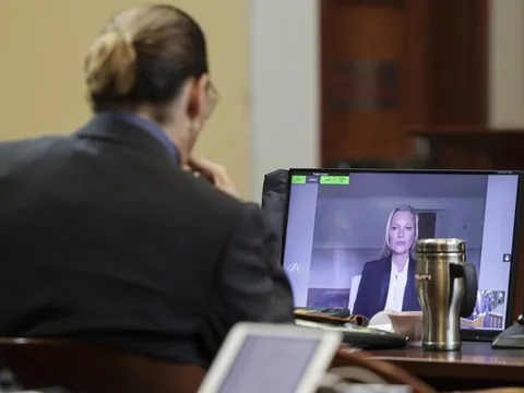 Siêu mẫu Kate Moss phủ nhận bị Johnny Depp đẩy ngã xuống cầu thang