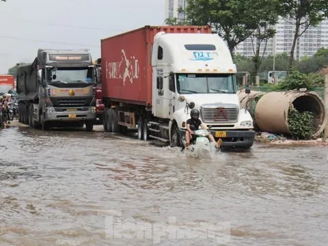 Hà Nội: Đường ngập, trạm bơm tiêu úng 4.700 tỷ đồng tê liệt