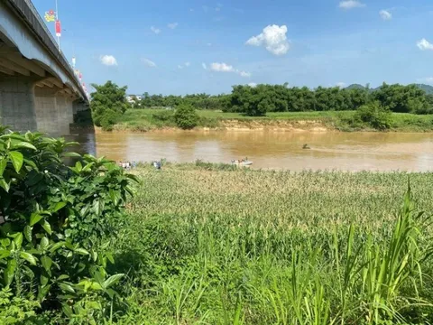 Nữ nhân viên bệnh viện nghi nhảy sông tự tử