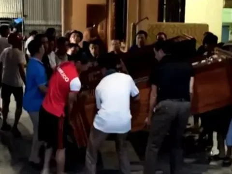 Nghệ An: Xuất hiện hố tử thần nuốt nhà dân, gia đình bỏ chạy trong đêm