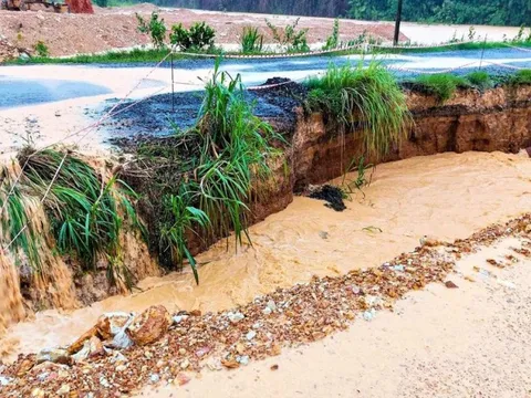 Lâm Đồng: Mưa lớn bất ngờ, nhiều địa phương ngập sâu