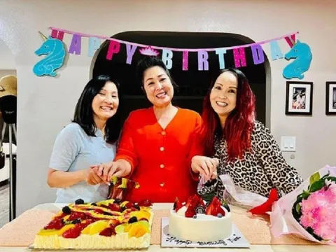 NSND Hồng Vân hạnh phúc đón sinh nhật tuổi 56 bên gia đình
