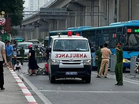 Hà Nội: Xe máy điện chở 3 trẻ nhỏ va chạm với ô tô, 1 bé tử vong thương tâm