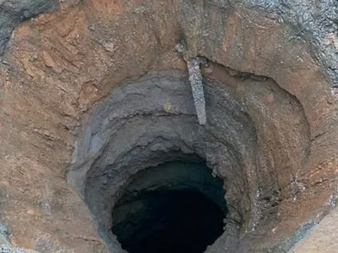 Sau tiếng động lớn, cả gia đình tháo chạy khi bất ngờ xuất hiện “hố tử thần” trong nhà