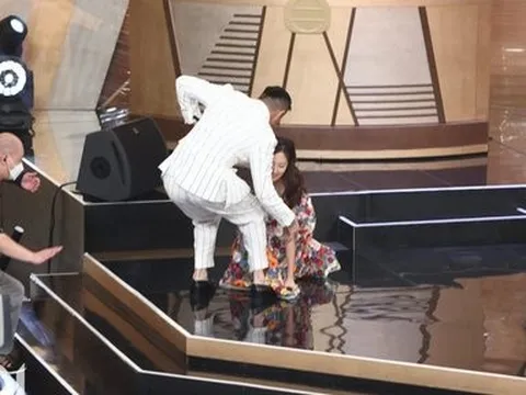 Mỹ nhân TVB trượt ngã trên sân khấu do mang giày cao gót