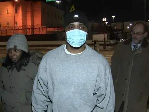 Ngồi tù oan thay em trai sinh đôi suốt 20 năm, người đàn ông bật khóc khi được thả tự do