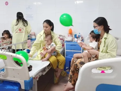 Thời tiết thất thường, số trẻ nhập viện tăng đột biến: BS chỉ ra sai lầm cha mẹ cần tránh