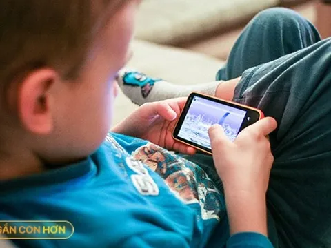 Mỗi lần con khóc là cho xem điện thoại, mẹ không ngờ 'nhận hậu quả nghiêm trọng'