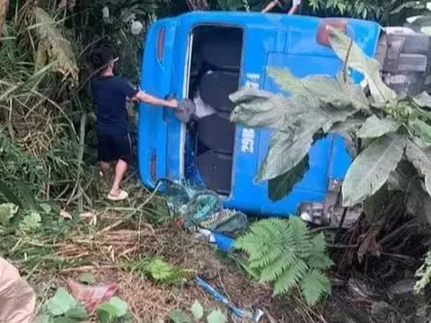 Xe khách chở 30 người bất ngờ lao xuống taluy âm ở Tam Đảo