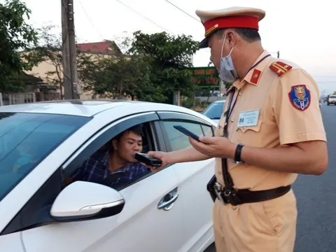 Phạt 46 triệu đồng người đàn ông uống bia rượu lái xe không giấy phép