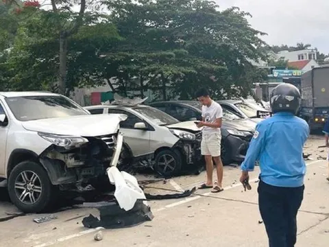 Hiện trường vụ xe bán tải húc nát đầu 10 ôtô ở Hạ Long