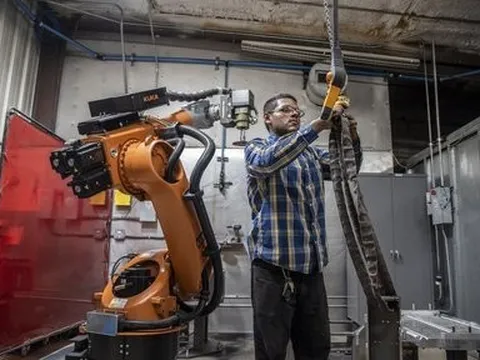 Doanh nghiệp sản xuất Mỹ tăng cường dùng robot và tự động hóa