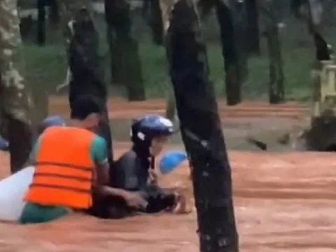 Dân quân xã lao xuống dòng nước chảy xiết, kịp thời cứu 2 người thoát nạn
