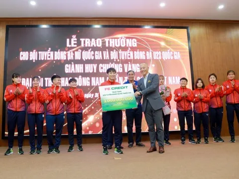 Đội tuyển bóng đá nữ Việt Nam tiếp nhận phần thưởng 3 tỷ đồng từ FE Credit
