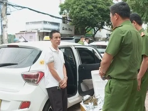 Bắt giữ tài xế điều khiển xe taxi vận chuyển 30 gói cần sa khô