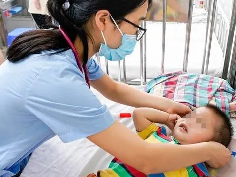 Trẻ mắc tay chân miệng gia tăng: Bác sĩ cảnh báo triệu chứng cha mẹ không được bỏ qua